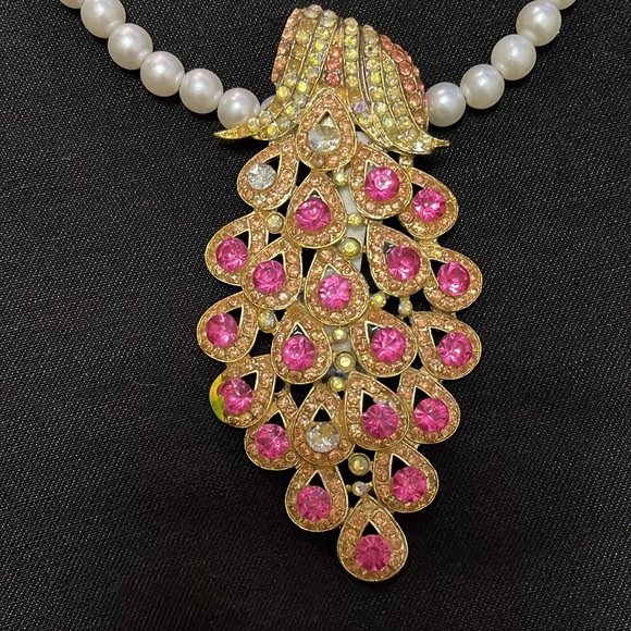 Versatile Stretchy Faux Pearls & Peacock Charm Hand Design Necklace and Pendant - Picture 10 of 17